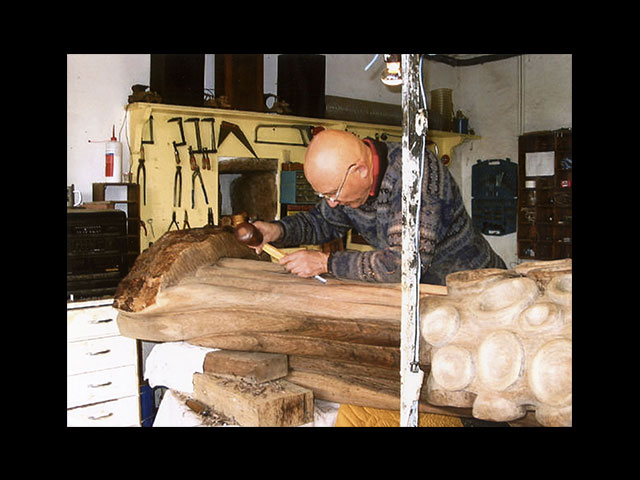 Dans le travail à la sculpture "La Forêt au Tillet"